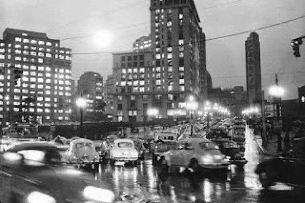 Brasil, São Paulo, SP. 24/05/1972. Vista da Via Vd. Dona Paulina, do cruzamento com a Avenida Brigadeiro Luis Antônio na região central de São Paulo. Ao fundo a Catedral da Sé e o Edifício Sçao Gonçalo com a propagando do café Caboclo. Foto: Messias/Estadão ConteúdoPasta: 45.036